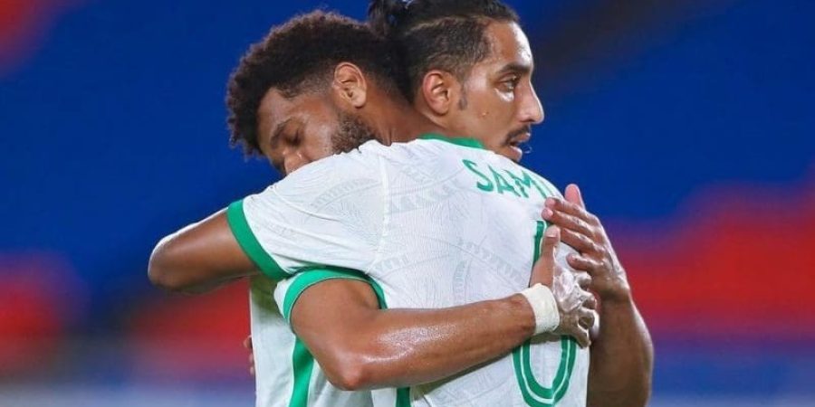 لاعب المنتخب السعودي يواسي زميله بعد الخروج المشرف