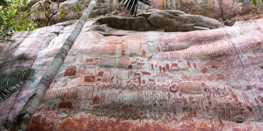 تتميز النقوش بطابع بدائي بلون المغرة الحمراء والصفراء