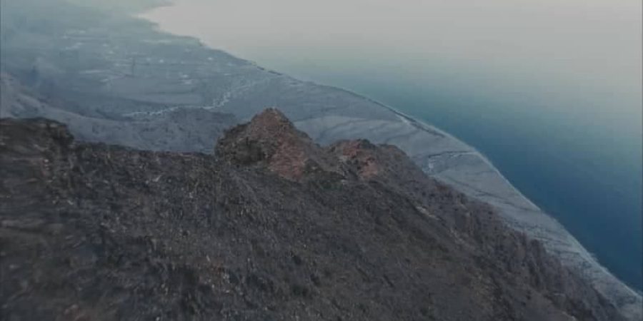 مصور يوثق مسارًا جبليًا مهيبًا في إحدى الجواهر الخفيّة بسلطنة عُمان