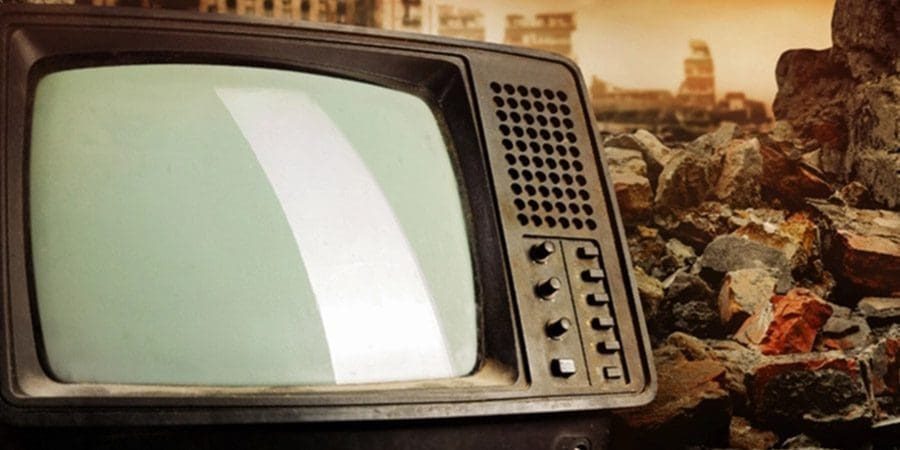 "أول ضحية في الحرب هي الحقيقة" حيث يلعب الإنترنت دورً واسعًا في نشر الأخبار المضللة (شترستوك)