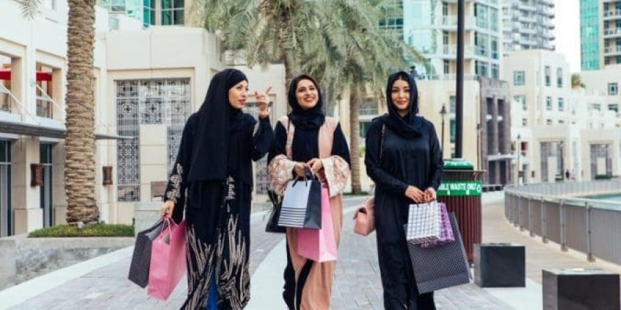 النساء يملن أكثر من الرجال لقضاء وقت طويل في التجول بمراكز التسوق (غيتي)