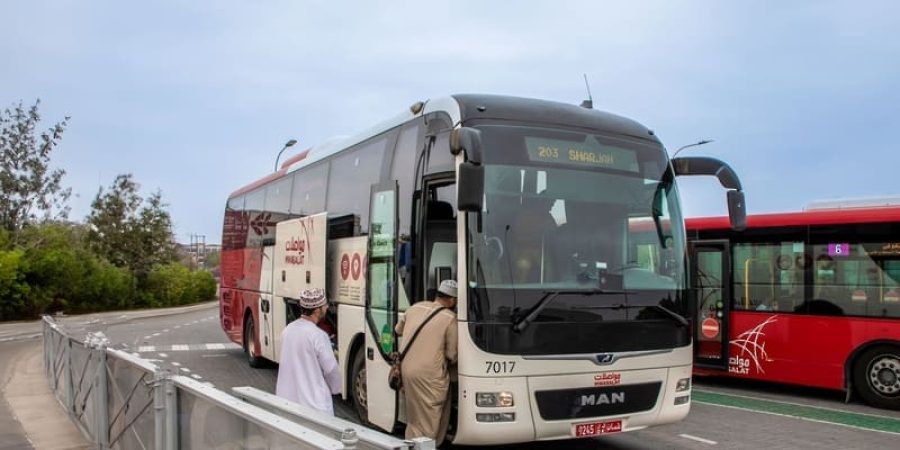 مواصلات تطلق أولى رحلاتها من مسقط إلى الشارقة مرورًا بولاية