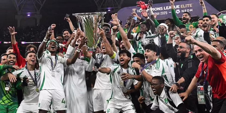 فرحو نجوم الأهلي السعودي باللقب