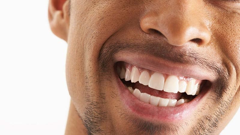 Открытый рот мужчины. Красивые зубы мужские. Белоснежная улыбка мужчины. Идеальные зубы. Улыбка с зубами.
