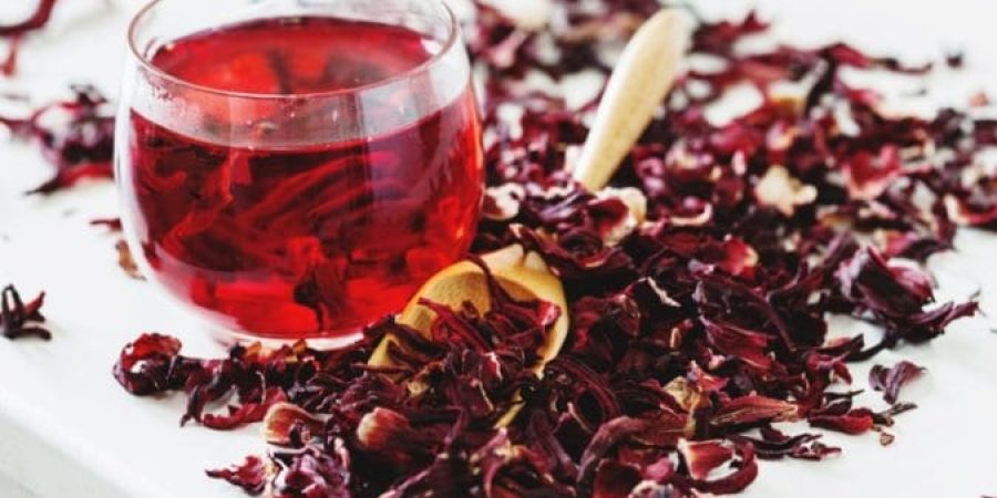 شاي الكركديه هو الصورة الفضلى لتناوله بدلا من المسحوق أو المستخلص، لضمان نقاء المكونات وقوة التركيز (مواقع التواصل)