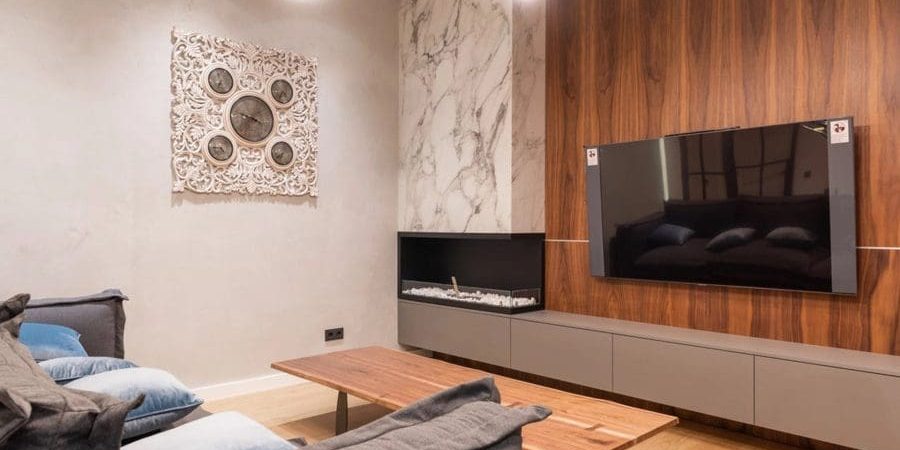 لن يكون هناك ديكور تلفزيون فخم أكثر من الديكور الخشبي الذي يكمن فيه جمال لا نظير له باختلاف درجات ألوانه (بيكسلز).