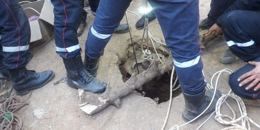 ضيق البئر وهشاشة التربة صعّبا من عملية إنقاذ الطفل ريان (الجزيرة)