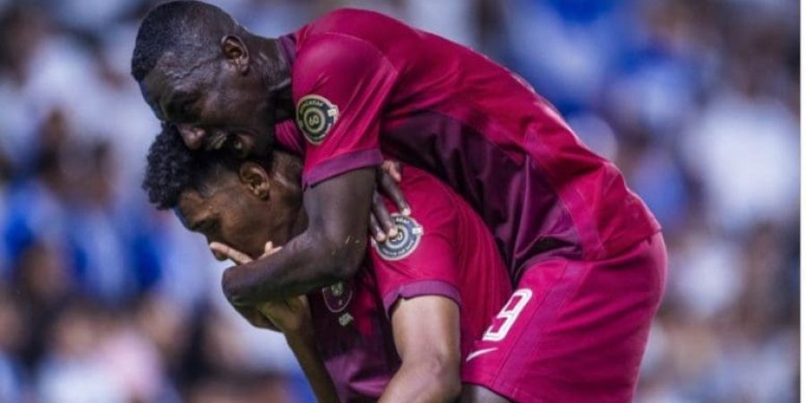 فرحة لاعبي قطر بالهدف الأول في المباراة