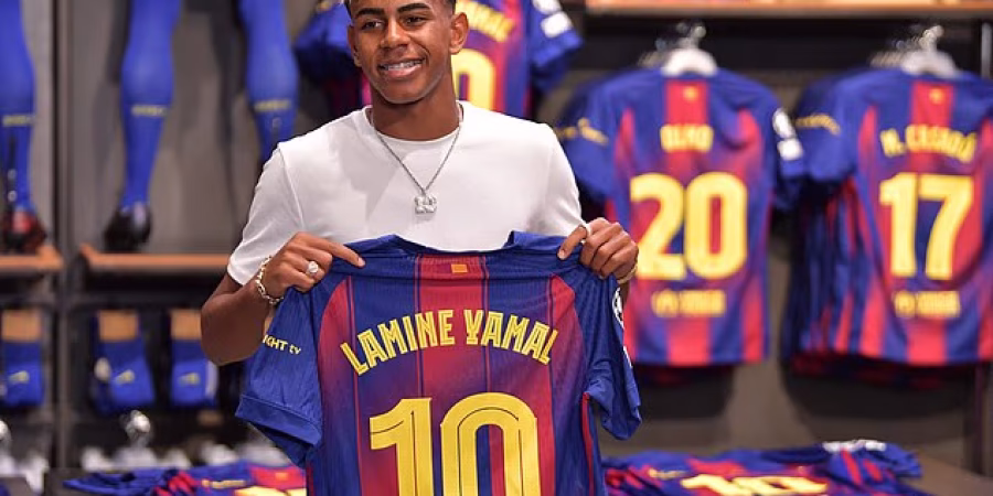لامين يامال يجدد عقده مع برشلونة لعام 2031