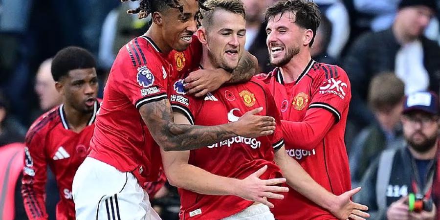 فرحة لاعبي مانشستر يونايتد بالتعادل