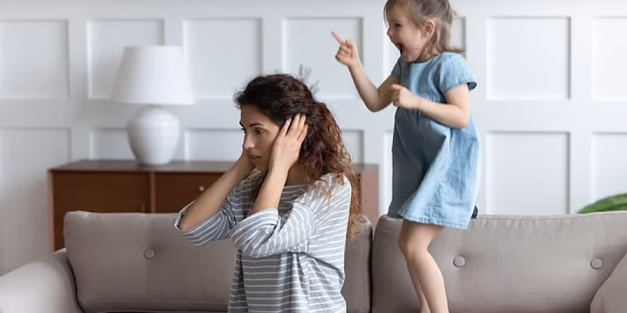 خبيرة تربية الأطفال: لا تُرسل طفلك إلى المدرسة بالإجبار