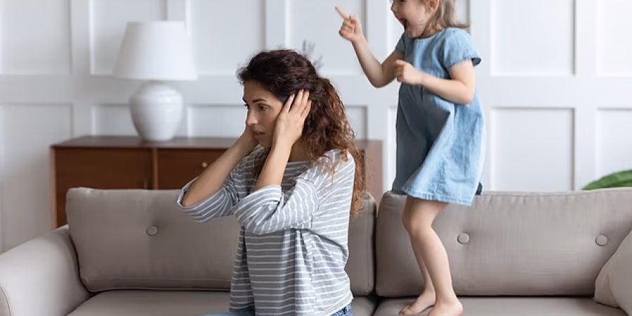 خبيرة تربية الأطفال: لا تُرسل طفلك إلى المدرسة بالإجبار