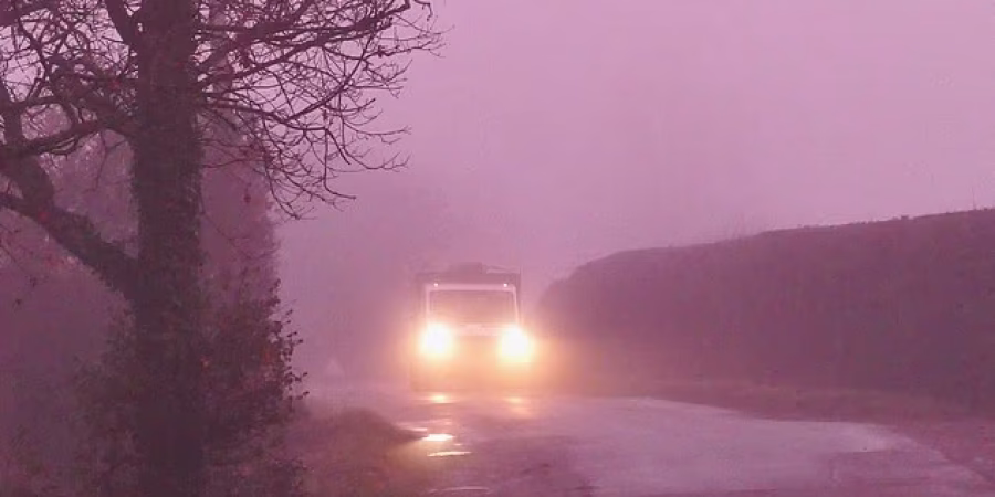 ضباب وردي نادر يغطّي سماء بريطانيا