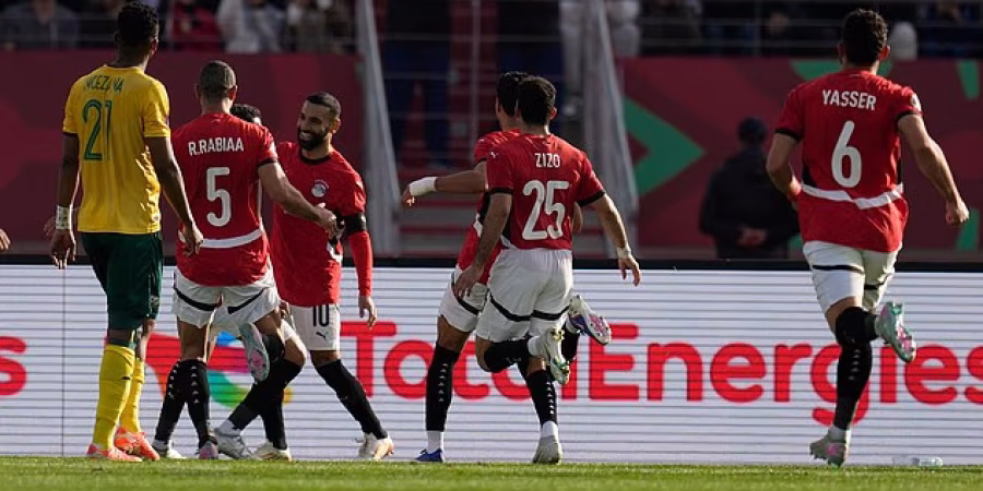 محمد صلاح يحتفل مع زملائه بعد الهدف