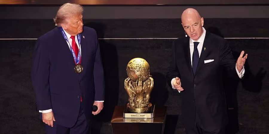 ترامب يصدر قرار بمنع مشجعين 15 دولة