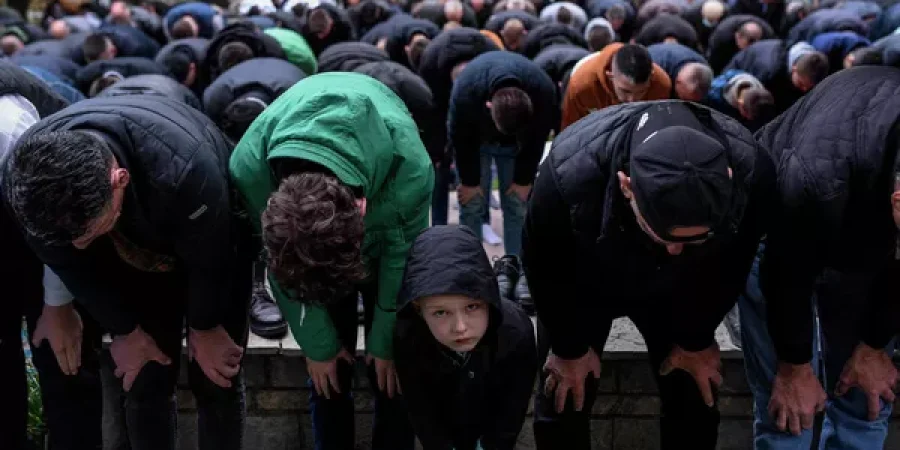 المصلون خلال صلاة عيد الفطر في المسجد الكبير في بريشتينا