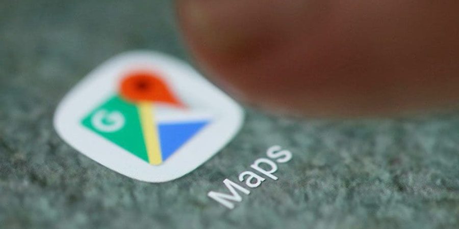 خرائط غوغل تستخدم البيانات في الوقت الفعلي من الهواتف الذكية لتتبُّع ظروف حركة المرور (رويترز)