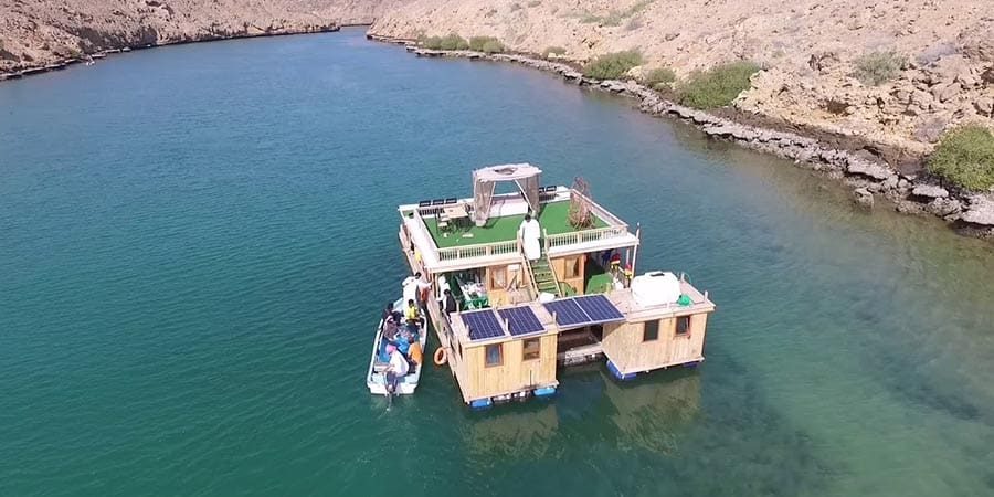 خور ماء محصور بين الجبال ومتصل ببحر العرب أرشيفية