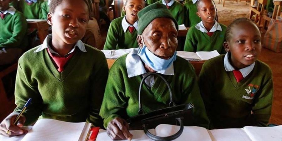 الجدة الكينية عمرها 98 عامًا وتريد أن تصبح طبيبة