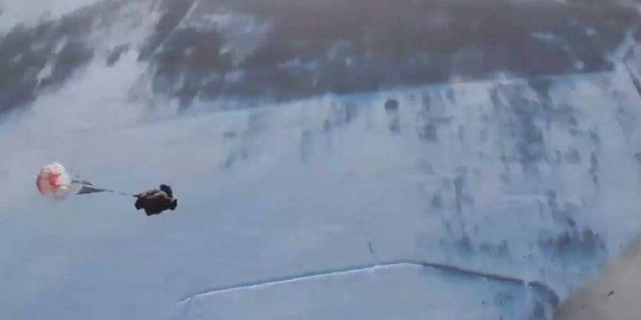 إنزال جوي من "إيل-76" بعدسة مظلي