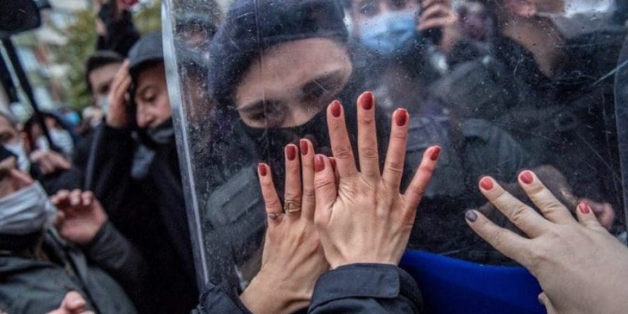 نساء تركيات خلال مظاهرة ضد انسحاب تركيا من اتفاقية اسطنبول