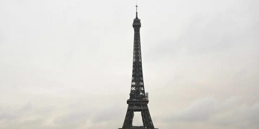 برج إيفل خلال عملية تثبيت الهوائي أعلاه