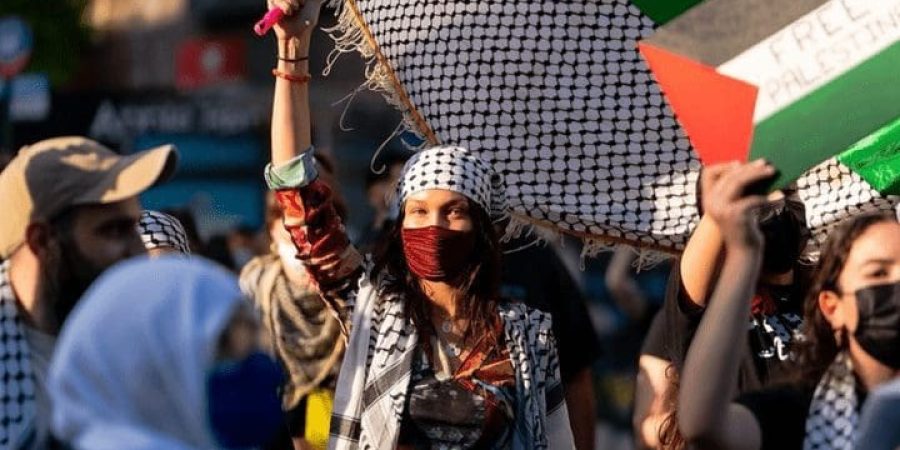 بيلا حديد تتهم إنستغرام بتقييد وصولها بسبب تضامنها مع فلسطين (انستغرام)