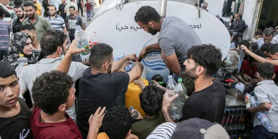 لسطينيون يحاولون الحصول على بعض المياه الصالحة للشرب في مدينة غزة