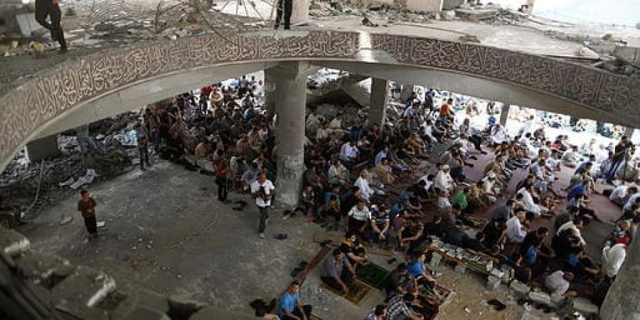 صلاة الجمعة في أنقاض مسجد بغزة