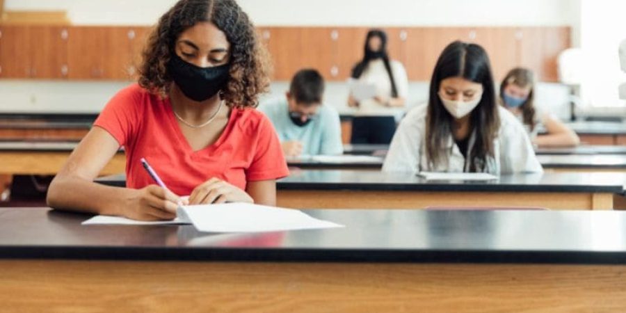 الكمامة في المدارس (آيستوك)