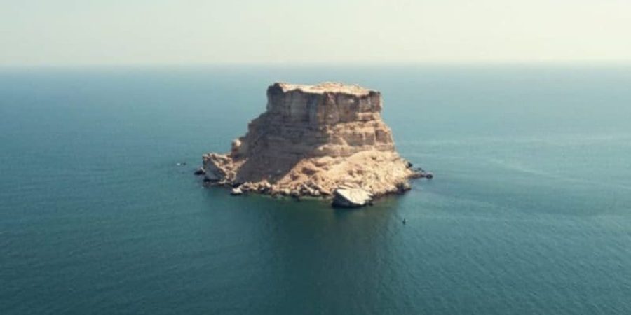 ‏اتخذت ولاية ‎الدقم بمحافظة الوسطى من صخرة "حمر" شعارًا لها