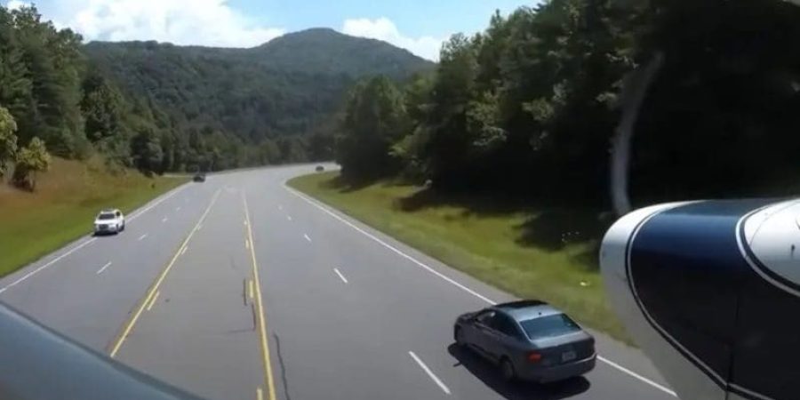 لحظة استعداد الطائرة للهبوط وتظهر السيارات تسير أسفلها