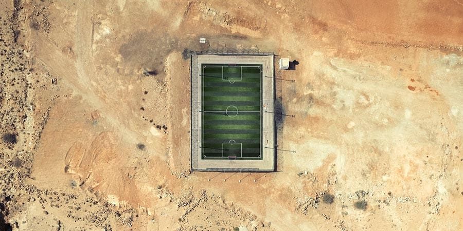 ملعب كرة قدم يتوسط الجبل والبحر يقع هذا الملعب في نيابة طيوي بمحافظة جنوب الشرقية.