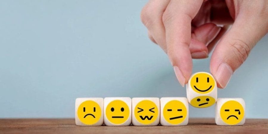 الابتعاد عن مصادر التوتر التي تسبب تقلبات المزاج من أفضل الطرق للتغلب على هذه المشكلة (غيتي)