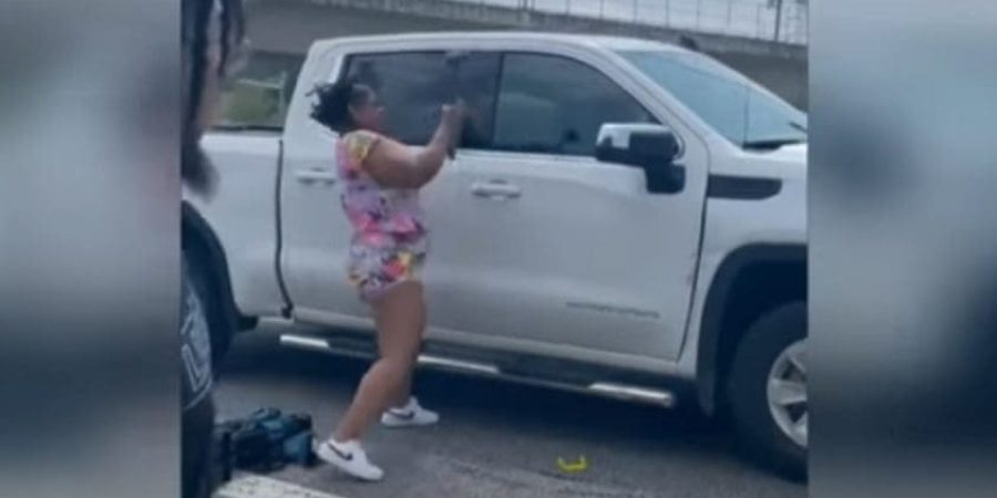 إنقاذ سائق مركبة فقد الوعي مجموعة من المارة والسائقين يحاولون إنقاذ سائق مركبة فقد الوعي التام بولاية جوروجيا.