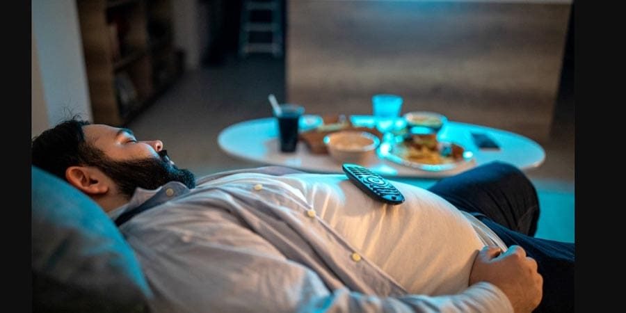 الشعور بالإرهاق يرجع إلى أن الجسم ينتج المزيد من المادة الكيميائية (السيروتونين) بعد الأكل والتي تلعب دورا في تنظيم النوم والشعور بالنعاس (غيتي إيميجز)