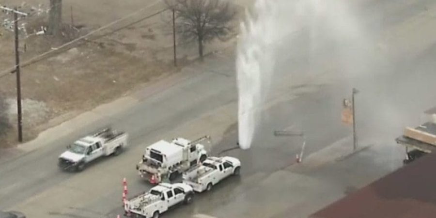 نافورة ماء ظهرت فجأة في أحد شوارع مدينة دالاس بولاية تكساس الأمريكية