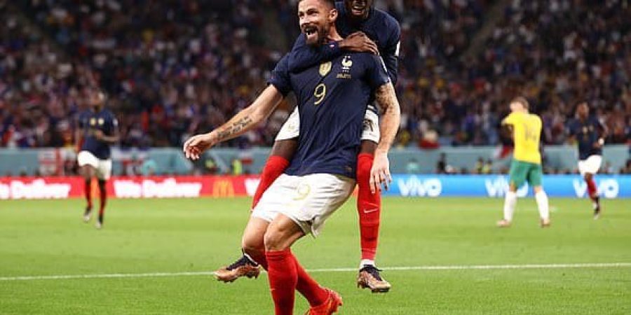 جيرو بحتفل بهدفه مع ديمبلي