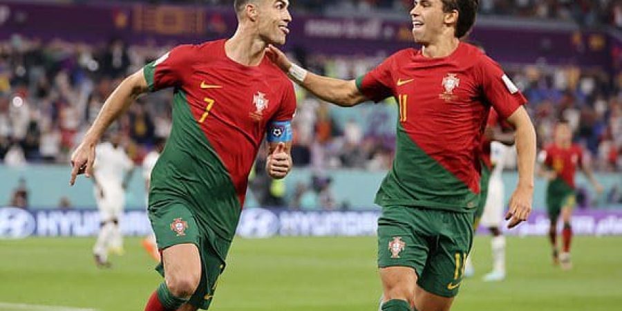 فرحة كرستيانو بعدفه مع زوميله جوا فيلكس