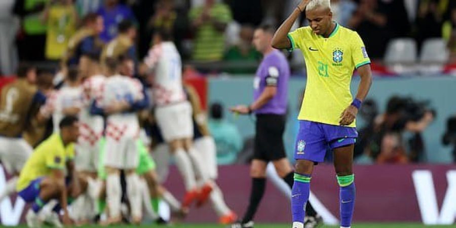 حسرة لاعب البرازيل بعد خسارة المباراة