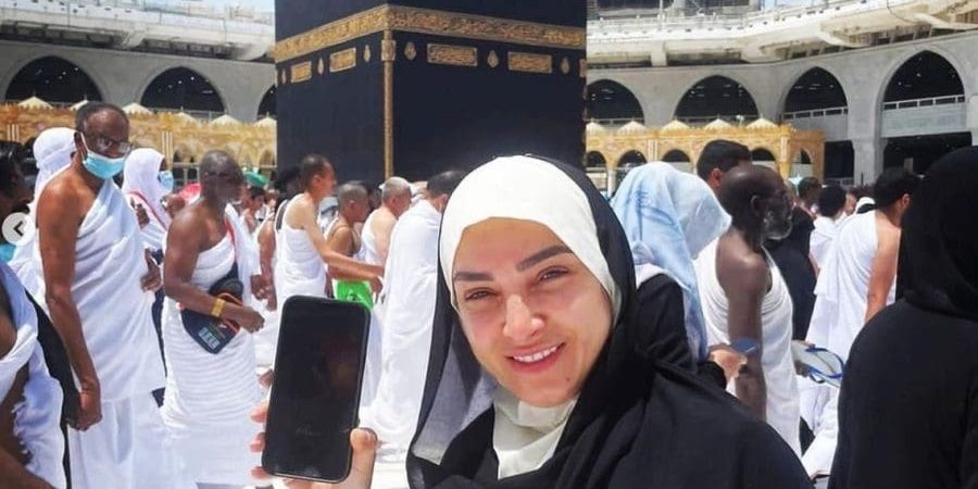 روجينا وهي تحمل هاتفها وفيه إعلان لمسلسلها القادم من أمام الكعبة - من حسابها في إنستغرام