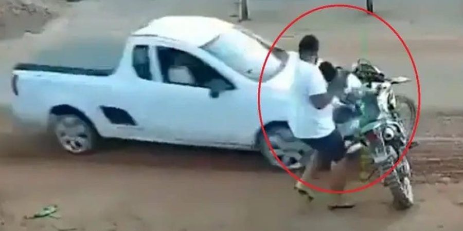 أب ينقذ طفله في اللحظات اللحظات الأخيرة