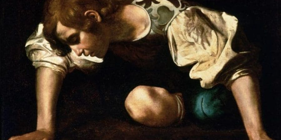 لوحة "نرسيس" للفنان الإيطالي الشهير كارافاجيو تظهر شابًا وسيما يهتم كثيرا بصورته المنعكسة في الماء تمامًا كما تذكر الأسطورة (الصحافة الأجنبية)