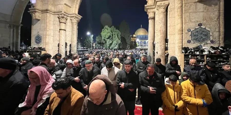 المقدسيون وفلسطينيو 48 حرصوا على أداء التراويح في المسجد الأقصى رغم إجراءات الاحتلال