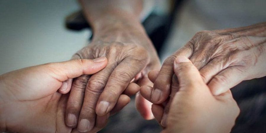 مع تقدم ألزهايمر تزداد الأعراض حدة وتشمل الارتباك وتغيرات السلوك