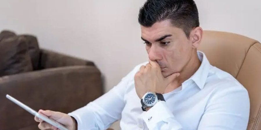 قد تؤدي الأخبار السيئة إلى إثارة دوامة لا نهاية لها من المشاعر السلبية (بيكسلز)