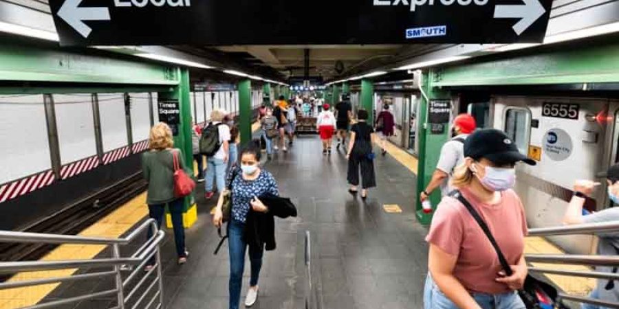 ارتداء الأقنعة في وسائل النقل أصبح عادة والأفضل المحافظة عليها للوقاية من الأمراض التنفسية (غيتي)