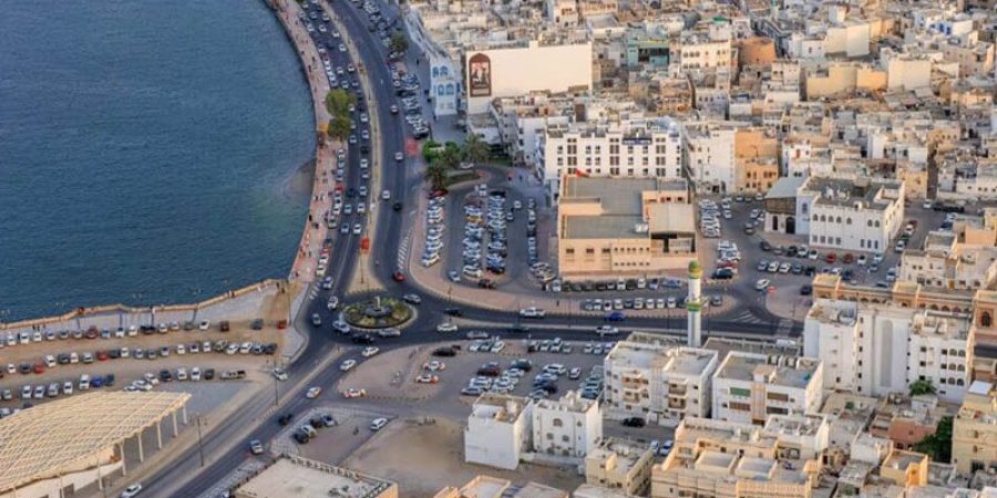 تشتهر عاصمة سلطنة عُمان مسقط بأنها ملاذ صحراوي محاط بالجبال