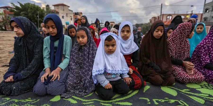 أطفال غزة تضرعوا للعلي القدير أن يرفع عنهم الغمة ويعيد لهم الأمل والأمان