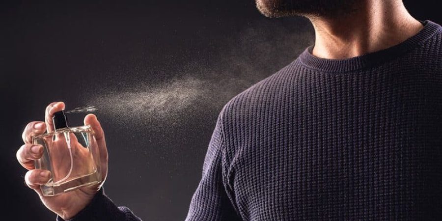 لمعرفة ما إذا كان العطر قد وصل إلى تاريخ انتهاء صلاحيته هو إلقاء نظرة فاحصة عليه.